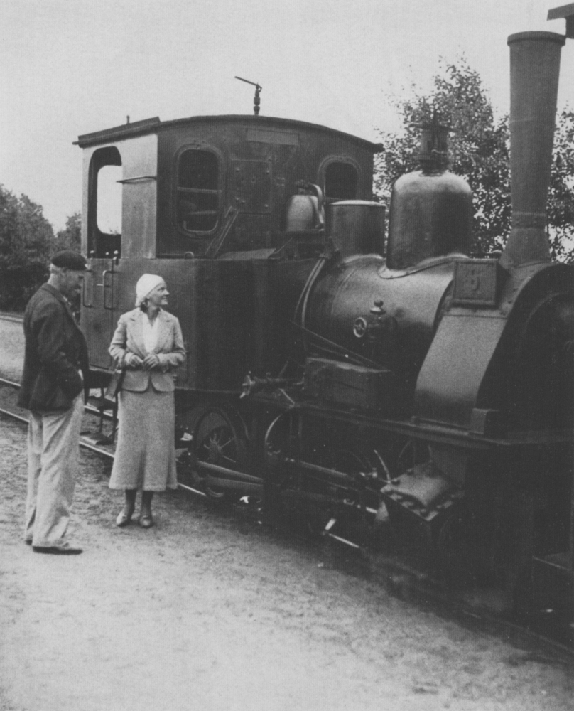 Lyonel Feininger next to a Locomotive, Deep, 1933

Photo: Werner Jackson