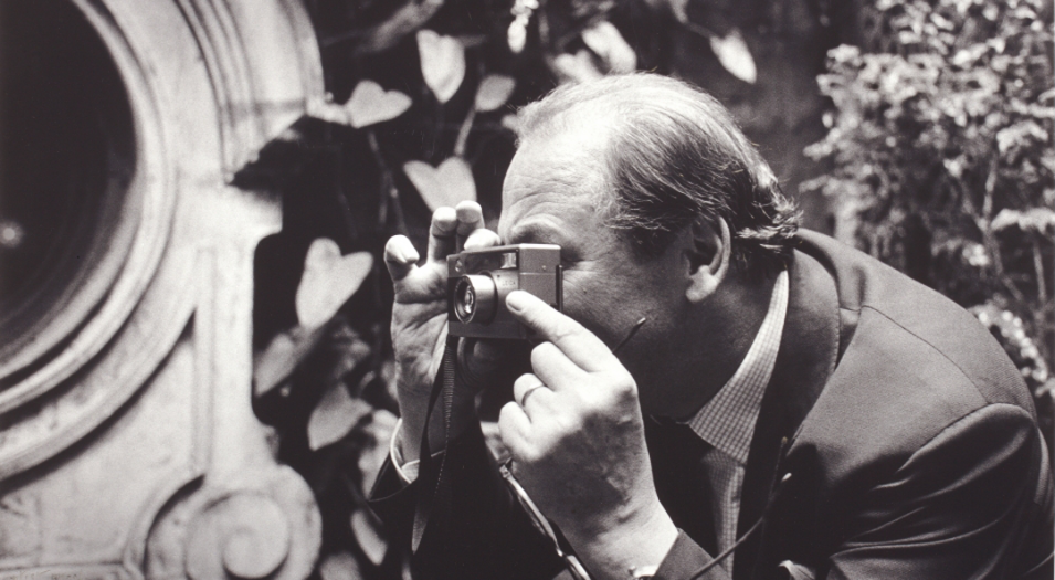 Achim Moeller taking a photograph by Aldo Sessa